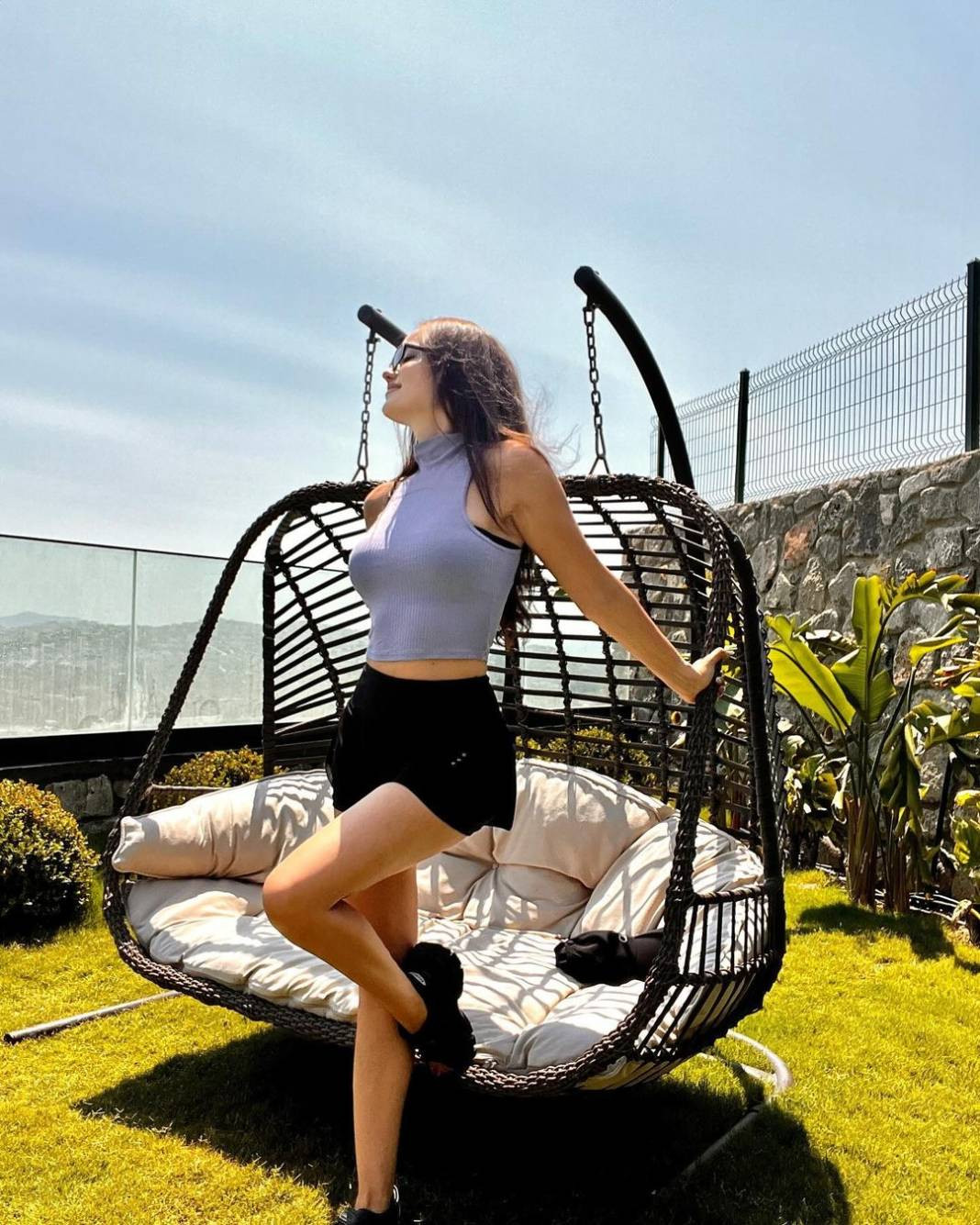 Fahriye Evcen’den mini şortuyla bahçe pozları - Resim: 9